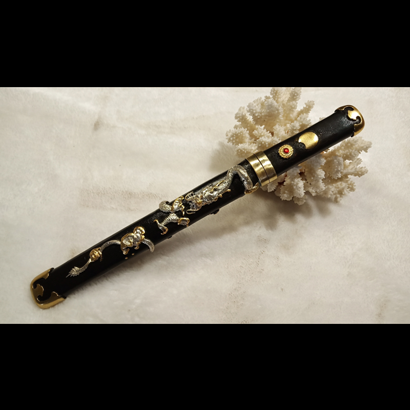 龍頭，古銅製，時代物，緣起物，重約2300克 An exceptional gold, silver and turquoise-inlaid bronze